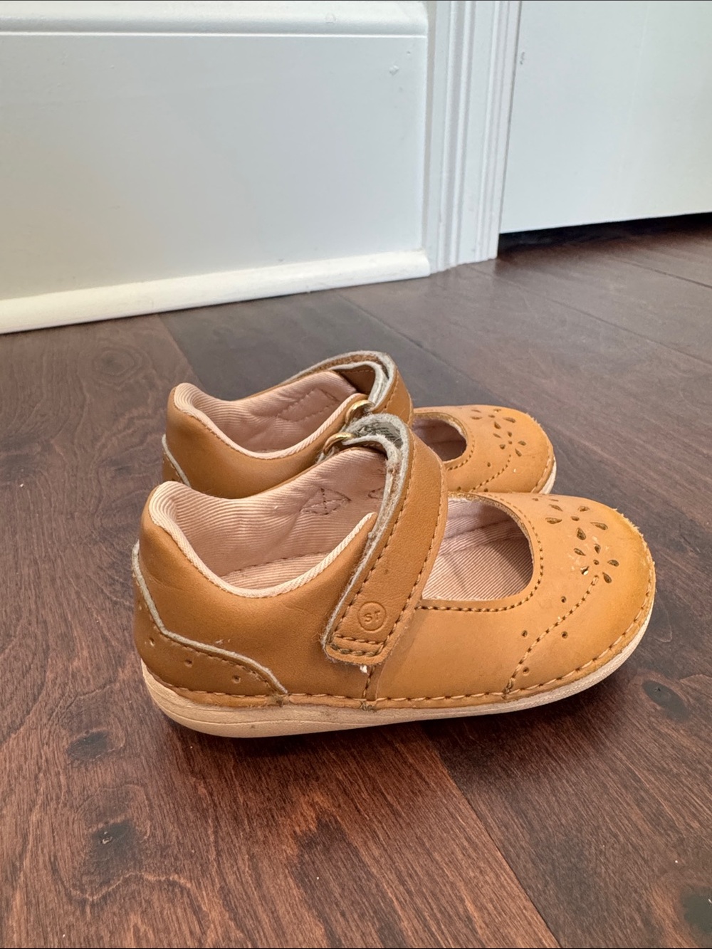 Stride Rite Leather Baby Girls Mary Jane’s Shoes Velcro Strap, size 4 Tan - Picture 6 of 9